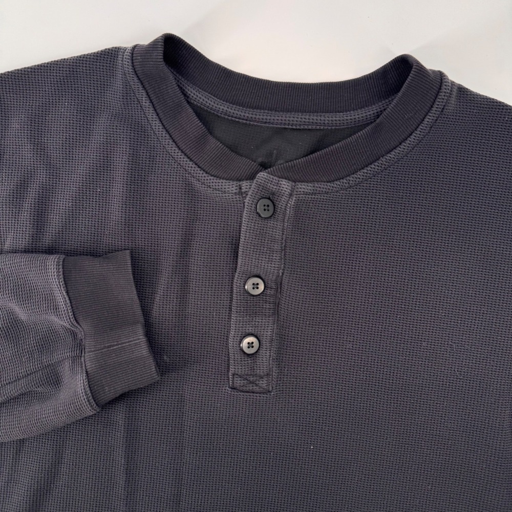 Alo Yoga Henley Top Mens L Charcoal Gray Long Sleeve Waffle Knit Stretch